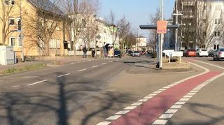 Die Bauarbeiten zum barrierefreien Ausbau der Bushaltestellen an der Stadthalle star-ten am Mittwoch, das beeinträchtigt den Verkehr auf der Oberen Langgasse.