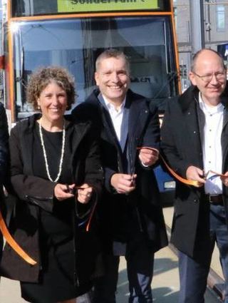 Diana Pretzell (l.), Martin in der Beek und Christian Specht (r.)weihen den Platz ein.