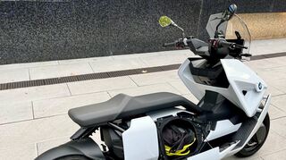 mid Groß-Gerau - Staufach unterm Sitz - Platz für Ladekabel oder Helm.
