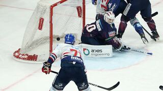 Der erste Streich von Borna Rendulic (im Vordergrund). Hier netzt der Kroate zum 1:0 für die Adler ein.