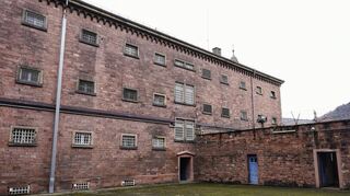 Blick auf einen Innenhof und ein Gebäude des ehemaligen Gefängnisses «Fauler Pelz».