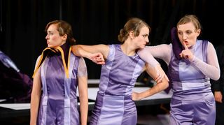 Glänzend in kafkaeskem Lila (v.l.): Carmen Yasemin Ipek, Katharina Breier und Rebecca Mauch.