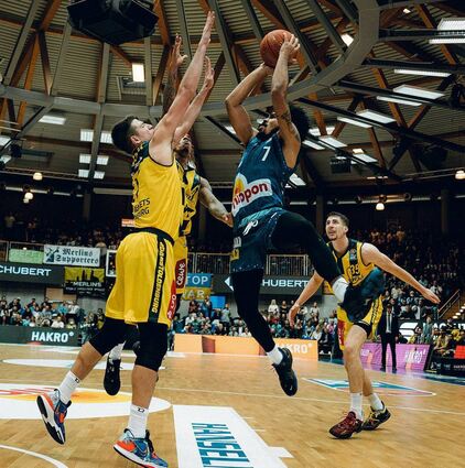 Da konnten sich die Merlins (am Ball Otis Livingston) noch so strecken: Gegen starke Oldenburger gab im ersten Spiel gleich die erste Saisonniederlage.