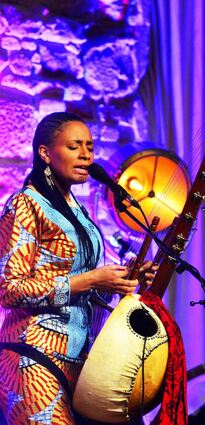 Einfühlsam und mit guter Absicht: Sona Jobarteh beim Enjoy-Jazz-Eröffnungskonzert im Königssaal auf dem Heidelberg Schloss.