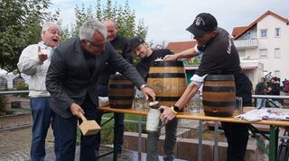 Landrat Stefan Dallinger (mit Hammer) beim geglückten Anstich des Festbierfasses. Bürgermeisterstellvertreter Dietrich Herold (l.) ist sichtlich erfreut.