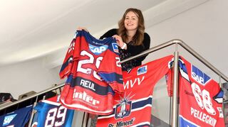 Aleksandra Janson mit dem Trikot ihres Lieblingsspielers Denis Reul auf der Lesegalerie ihrer Wohnung in Edingen.