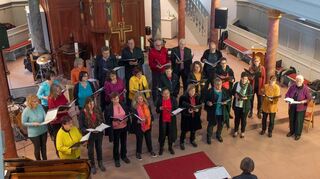 Der evangelische Kirchenchor mit Unterstützung des Mika-Chors und Konzertchors Darmstadt sang zum Auftakt.