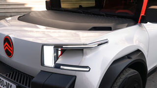 mid Paris - Die flache Motorhaube, das Dach und die hintere Ladefläche bestehen aus recycelter Wellpappe, die zu einer wabenförmigen Struktur zwischen Glasfaser-Verstärkungsplatten geformt ist.