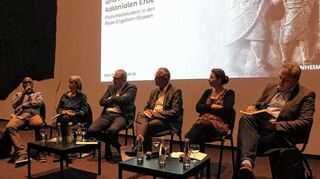 Spannende Diskussion: Richard Tsogang Fossi (v. l.), Margarete Würstlin, Peter Kurz, Manfred Loimeier, Sarah Nelly Friedland und Bernhard Gißibl.