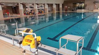 Die Becken des Hallenbads sind befüllt. Wenn bei der Kontrolle der Wasserqualität alles glatt läuft, können die Schwimmer bald vom Startblock springen.