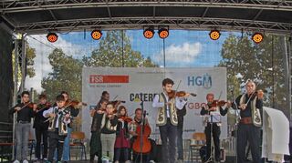 Reichhaltiges kulturelles Bühnenprogramm beim Friedensfest im Rahmen von „150 Jahre Neckarstadt“: Der Violinist Ionel Chirita und sein Ensemble Promoroaca spielten Lieder und Tänze aus Rumänien.