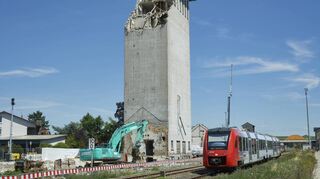 Die Nibelungenbahn in Bürstadt. Nicht nur neben den Gleisen ist eine Baustelle. Personalbedingt fahren derzeit keine Züge mehr nach 16 Uhr.