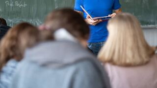 Der Lehrer ist da, der Unterricht läuft. Das ist in diesem Schuljahr nicht so einfach auf Dauer zu garantieren, erklärt der Pädagogenverband VBE.
