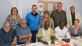 Abbé René Nana (vorne, Mitte) und Bouma Bazié mit Vertretern der Stadtverwaltung und des Afrikavereins Focus beim Abschluss im Heimatmuseum.