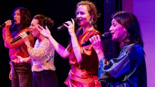 Vierstimmige Begrüßung: Zum Auftakt des Kulturbeutel-Festivals beim Kinder- und Jugendtheater Speyer im Alten Stadtsaal bringen „Les Brünettes“ in der Besetzung Sophie Lindmüller, Juliette Brousset, Stephanie Neigel und Julia Pellegrini emotionale Lieder in perfekter Harmonie auf die Bühne.