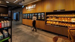Kühl- und Brottheke im Walldorfer „Smart“. Sensoren melden etwa, wenn ein Fach nachgefüllt werden muss oder die Tür nicht richtig geschlossen ist.