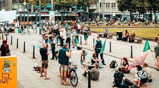 Umweltaktivisten der Gruppe Extinction Rebellion haben am 26. Juli 2021 die Kunststraße blockiert und mehrere Stunden den Verkehr lahm gelegt.