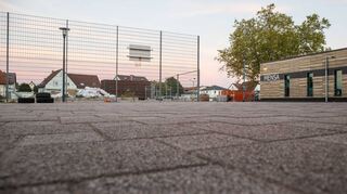 Wie eine Brachfläche liegt der Hof der Bürstädter Schillerschule da, ringsum laufen die Bauarbeiten. In den Herbstferien sollen endlich Spielgeräte ankommen.
