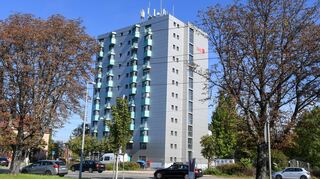 Neue, gedämmte und hellere Fassade, zweiter Aufzug und im Innern alles neu: das Hochhaus am Aubuckel.