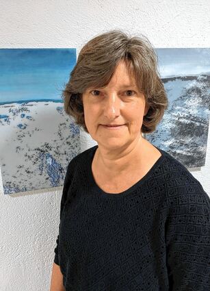 Andrea Tewes zeigt mit Wachs beschichtete Monotypien.