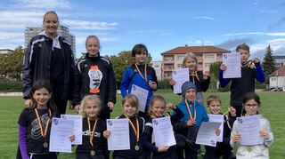 Mit ihren Trainerinnen Chiara Helbig und Chiara Heimberger freuten sich die „Pandas“ vom TSV Amicitia über Gold und die Titelverteidigung.
