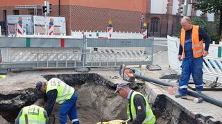 Die defekte Rohrleitung ist inzwischen repariert, jetzt kümmern sich die Bauarbeiter um die Rückverfüllung. Zuletzt wird die Asphaltdecke erneuert.