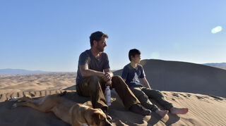 Moment der Stille: Chris und Levin Müller in der Maranjaab-Wüste.