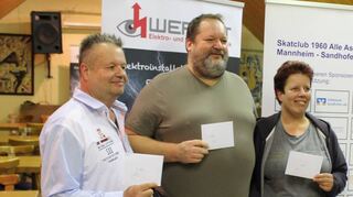 So sehen Sieger aus (v.l.): Günter Utikal (Platz 3), Michael Krämer (Platz 1) und Diana Piaszyk (Platz 2).