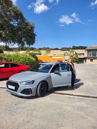 mid Malaga - Jutta Bernhard, Motor-Informations-Dienst Chefin war in Ronda/Ascari auf der Rennstrecke mit den zwei neuen Audi-Boliden.