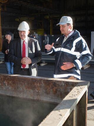 Wasser verdampft: Michele Calzone (r.) mit Michael Meister am Abkühlbecken.