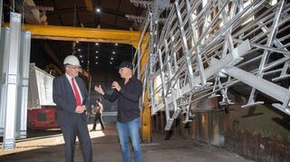 Geländer und Elemente von Parkhäusern sind in Groß-Rohrheim gerade versiegelt worden. Betriebsleiter Pedrag Ceranic (r.) führt Michael Meister (CDU) herum.