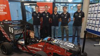 Am Markt der Möglichkeiten präsentieren Studierende vom CURE Rennwagenteam ihren Boliden der Formula Student.
