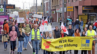 „Wir sind hier, wir sind laut, weil Ihr uns die Bildung klaut,“ skandieren die Demonstranten, als sie am Samstagnachmittag durch die Breite Straße ziehen.