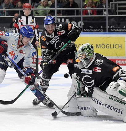Duell unter Ex-Kollgen: Der Mannheimer Stefan Loibl (l.) bekommt hier den Puck nicht an Augsburgs Torwart Dennis Endras vorbei.