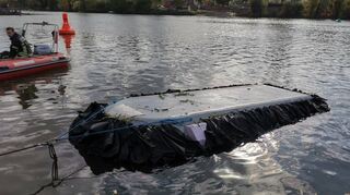 Kieloben trieb das Luftkissenboot der Freiwilligen Feuerwehr Edingen-Neckarhausen nach dem Unfall am Samstag auf dem Neckar.