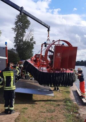 Auf Ladenburger Seite wurde das Luftkissenboot herausgehoben.