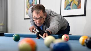 Holger Vier am Billardtisch im Büro seiner Firma Bükom in Ladenburg.