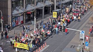 Eltern, Kinder, Lehrkräfte und Erzieherinnen zogen durch die Innenstadt, um auf die schwierige Lage in Schulen und Kitas aufmerksam zu machen.