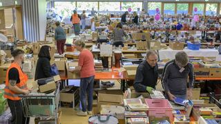 Bücher, Geschirr, Plüschtiere: Berge an Gaben stapeln sich im Bürgerzentrum auf dem Emmertsgrund, wo sie beim Pfennigbasar verkauft werden.