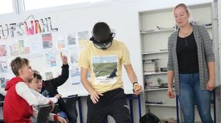 Mit einer Rauschbrille wurde ein Alkoholgehalt von 1,3 Promille simuliert, was den Jugendlichen sichtlich Probleme bereitete.