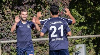 Torjubel bei den Groß-Rohrheimern Marcel Eckhardt (l.) und Alaa Alhamo.