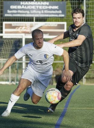 Der Riedroder René Salzmann (l.) ist vor dem Geinsheimer Maximilian Maier am Ball.