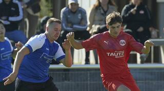 Sandhofens Sascha Weisel (links) setzt in dieser Szene den Rheinauer Tobias Stamm unter Druck. Am Ende trennten sich beide Teams mit einem 1:1.