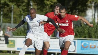 Schönaus Daniel Nugusse (links, gegen Schiesheims Lennart Petzoldt) traf beim SV zum 1:1-Zwischenstand.