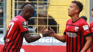Ingolstadts Moussa Doumbouya (l.) gratuliert Marcel Costly zu seinem sehenswerten Führungstreffer beim TSV 1860 München.