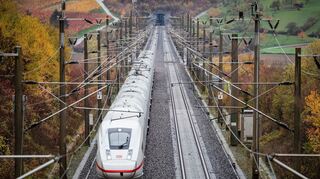 Ein ICE auf der Schnellfahrstrecke Stuttgart–Mannheim.
