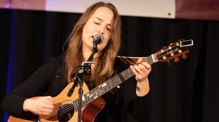 Sophie Chassée zaubert einen Sound in den Raum, der von der Schönheit des Lebens erzählt – aber auch von Melancholie geprägt ist.