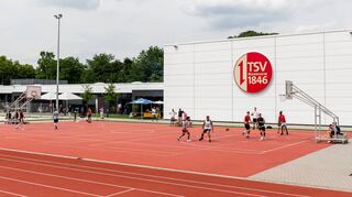 Der TSV prüft Maßnahmen zum Energie sparen – etwa den Verzicht auf die Beleuchtung des TSV-Logos oder den Teil-Verzicht auf Außenbeleuchtung.
