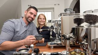 Ramon Schürle mit seiner Partnerin Carolin Bräuer beim Zubereiten von Kaffee im Wohn-Ess-Bereich der Wohnung in Neckarhausen.