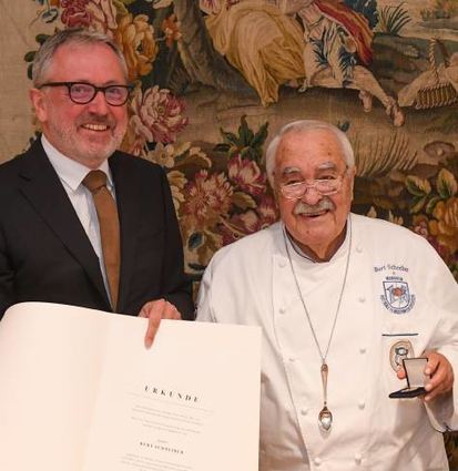 OB Peter Kurz (l.) verleiht Bert Schreiber die Bürgermedaille.